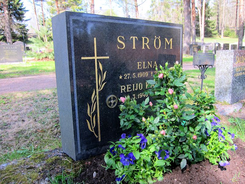 Reijo Str�min haudalla