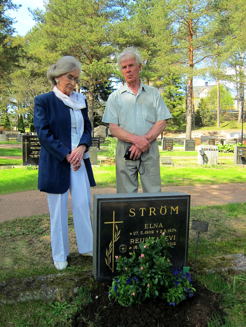 Reijo Str�min haudalla